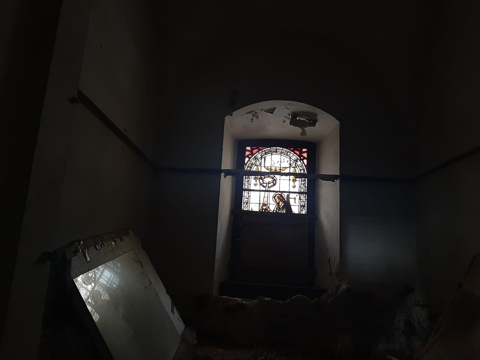 Así es la vidriera redescubierta en la iglesia parroquial de la Pola