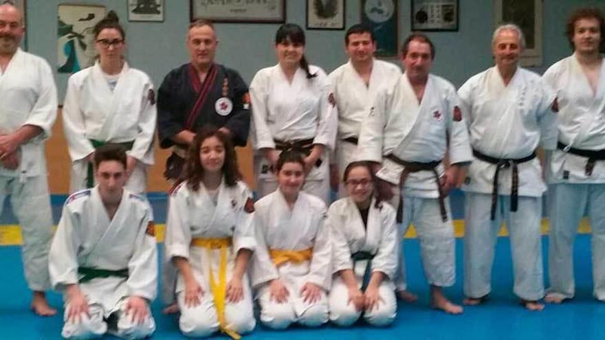 Participantes en el curso posan con el maestro José Manuel Navarro, tercero por la izquierda, de pie.