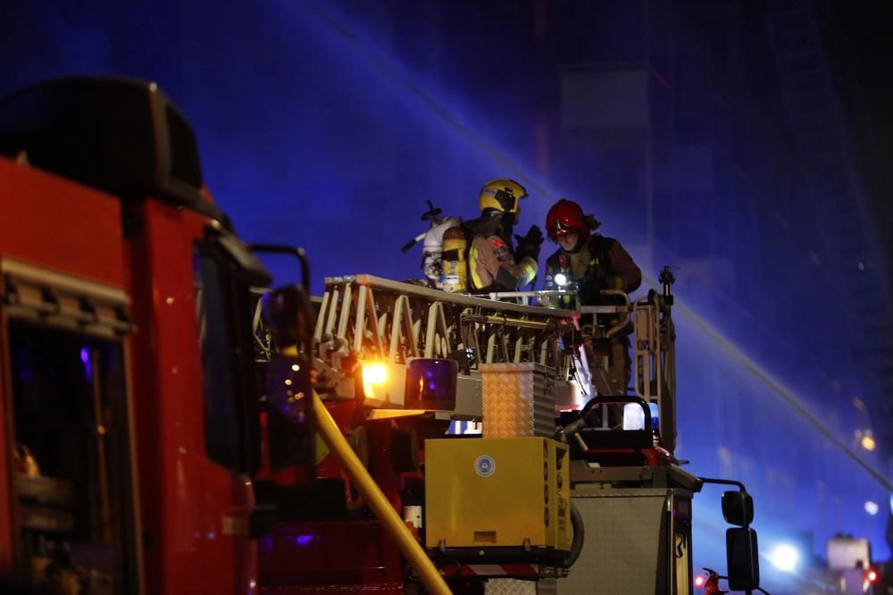 Al menos dos muertos en el incendio en Badalona