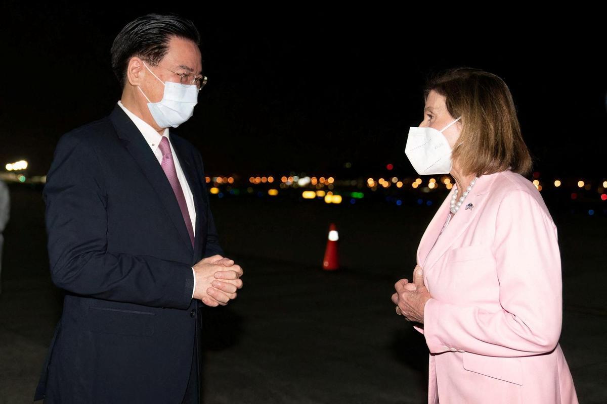 El ministro de Asuntos Exteriores de Taiwán, Joseph Wu, recibe a la presidenta de la Cámara de Representantes de Estados Unidos, Nancy Pelosi.