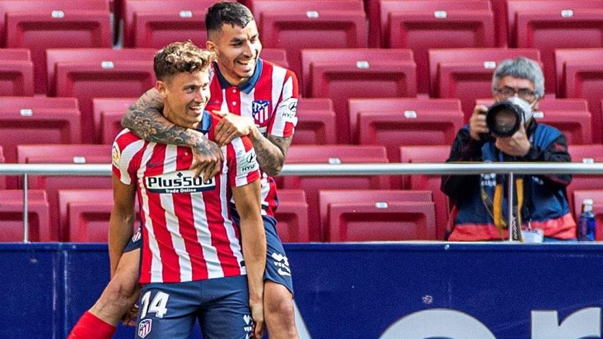 Correa y Llorente celebran un gol del Atlético ante el Eibar en la pasada jornada.