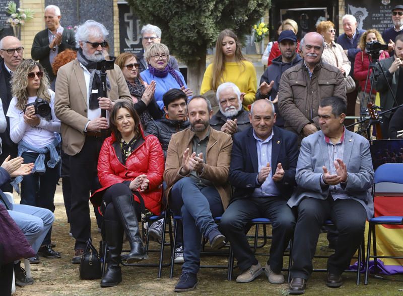 Entrega de los restos de los fusilados por el franquismo a sus familiares, en Paterna