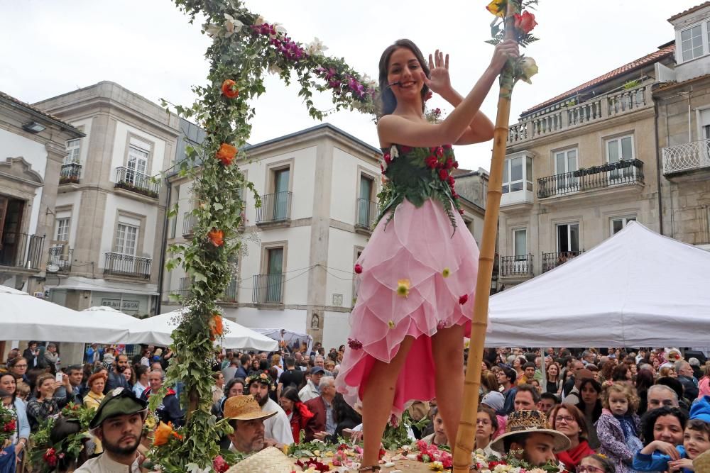 La Festa dos Maios llena de color el Casco Vello y "espanta" el invierno con flores y música