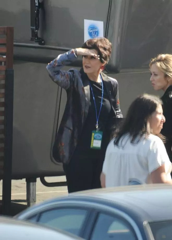 Katy Perry llega a 'American Idol' tirando de pelucón
