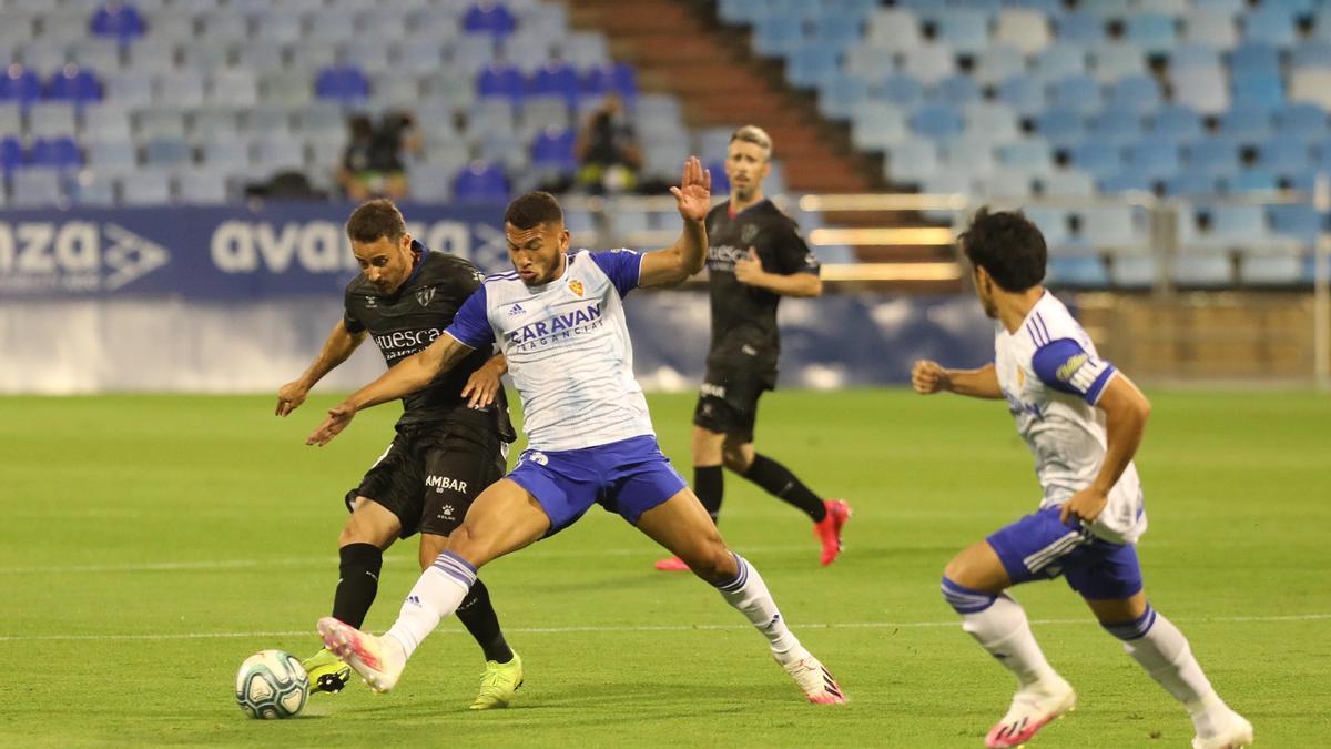 Pedro López es presionado por Luis Suárez en un momento del partido.