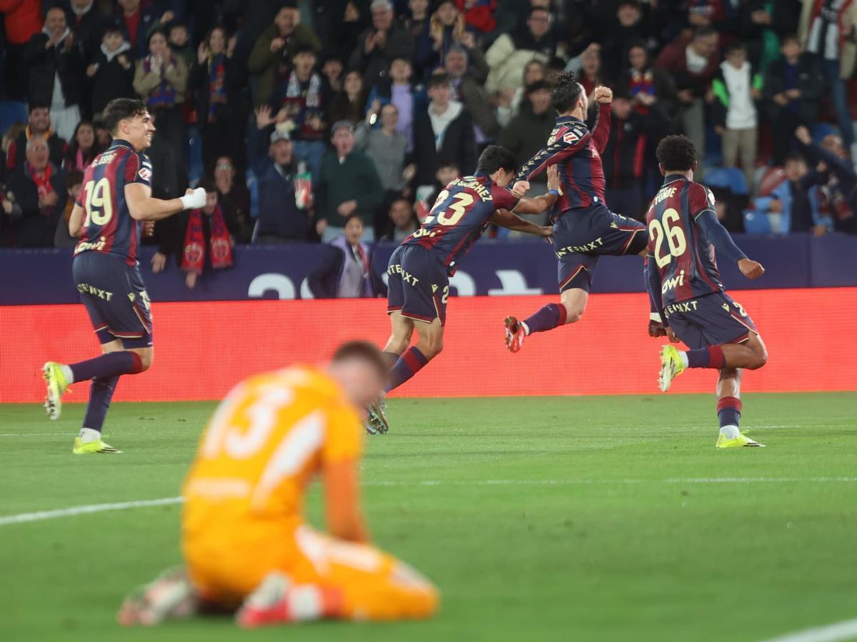 Losada desata la euforia en el Ciutat.