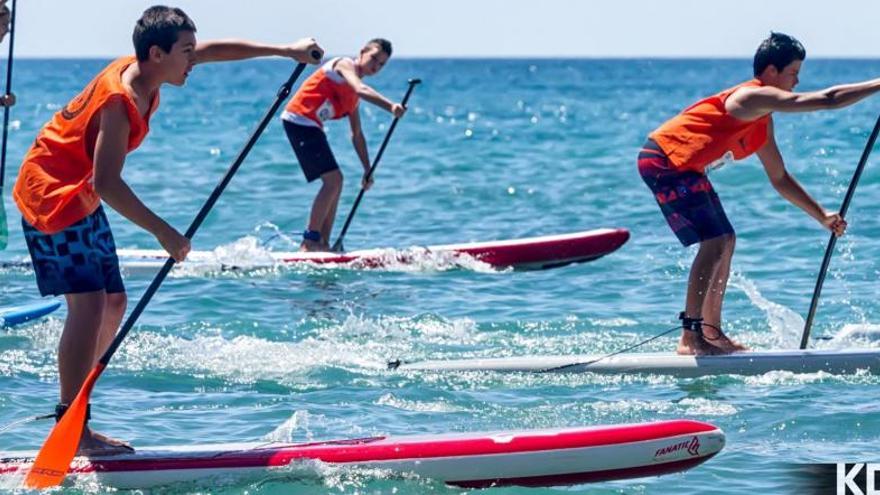 Las tablas de paddle surf invaden la playa de la Albufereta