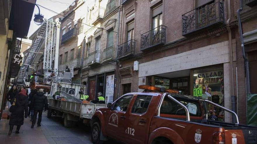 Los bomberos interviniendo en el edificio en diciembre de 2014.