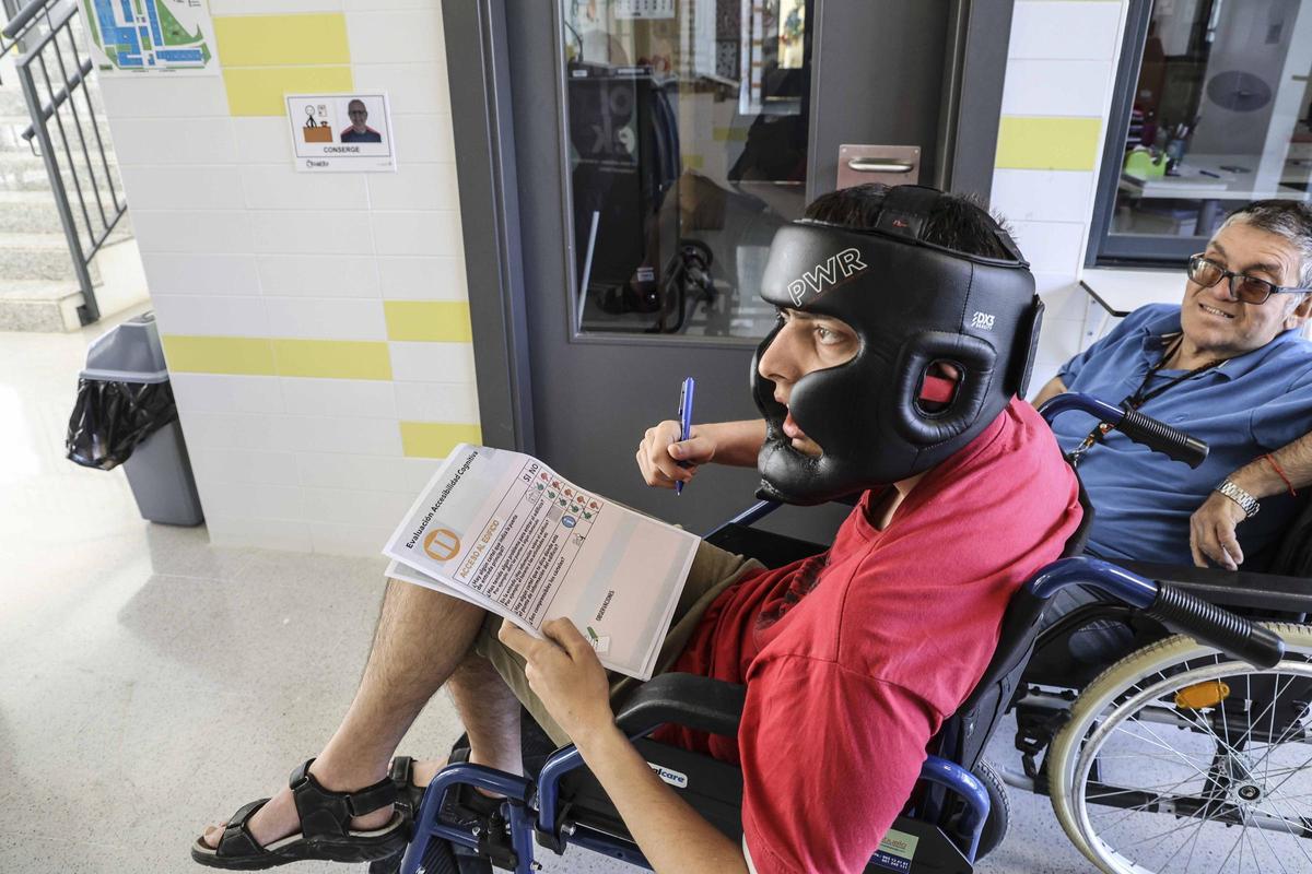 Personas con discapacidad intelectual validan la accesibilidad de los colegios electorales en Sant Joan