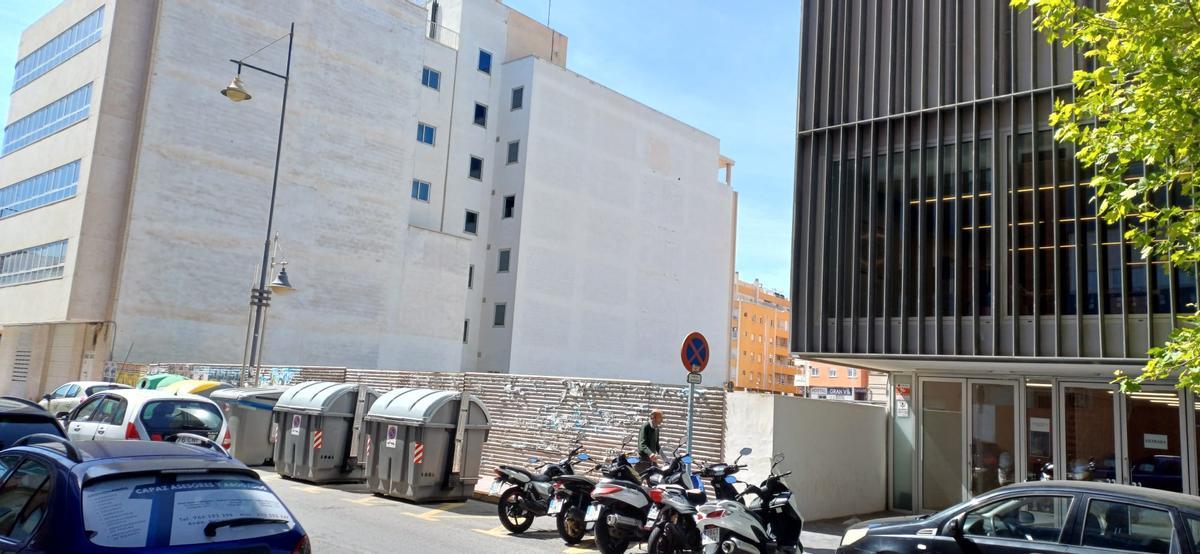 Fachada de la parcela a la avenida de las Habaneras entre el Palacio de Justicia y el edificio multiusos municipal