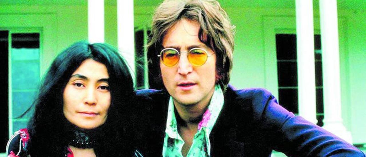 John Lennon y Yoko Ono.