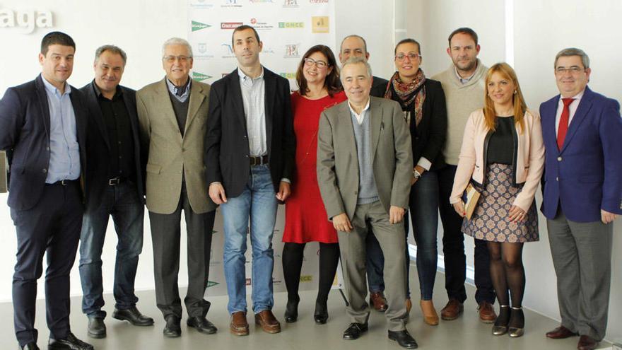 Autoridades, algunos de los premiados malagueños, patrocinadores y periodistas,  en el acto de presentación de la Gala.