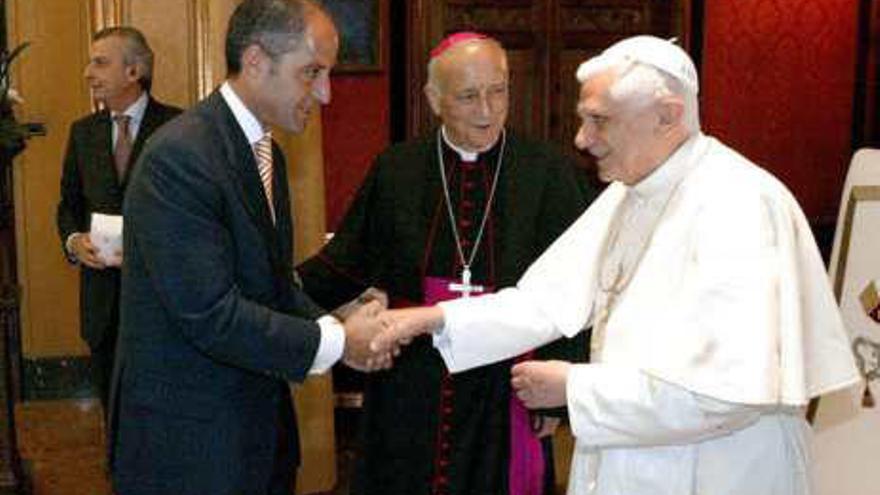 Camps saluda al Papa durante la visita a Valencia.