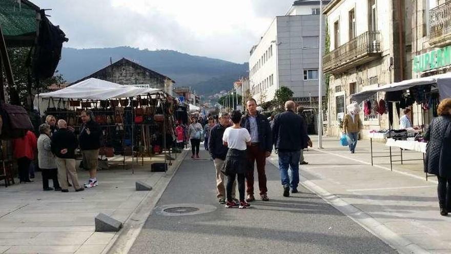 El mercadillo de Sabarís registró ayer menos afluencia. // J.Á.Refojos