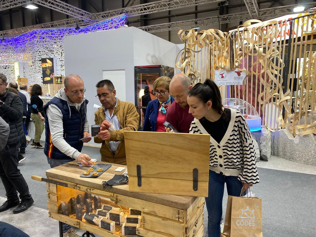 Visitantes de Gourmets prueban las conservas delicatessen de Parquistas de Carril.
