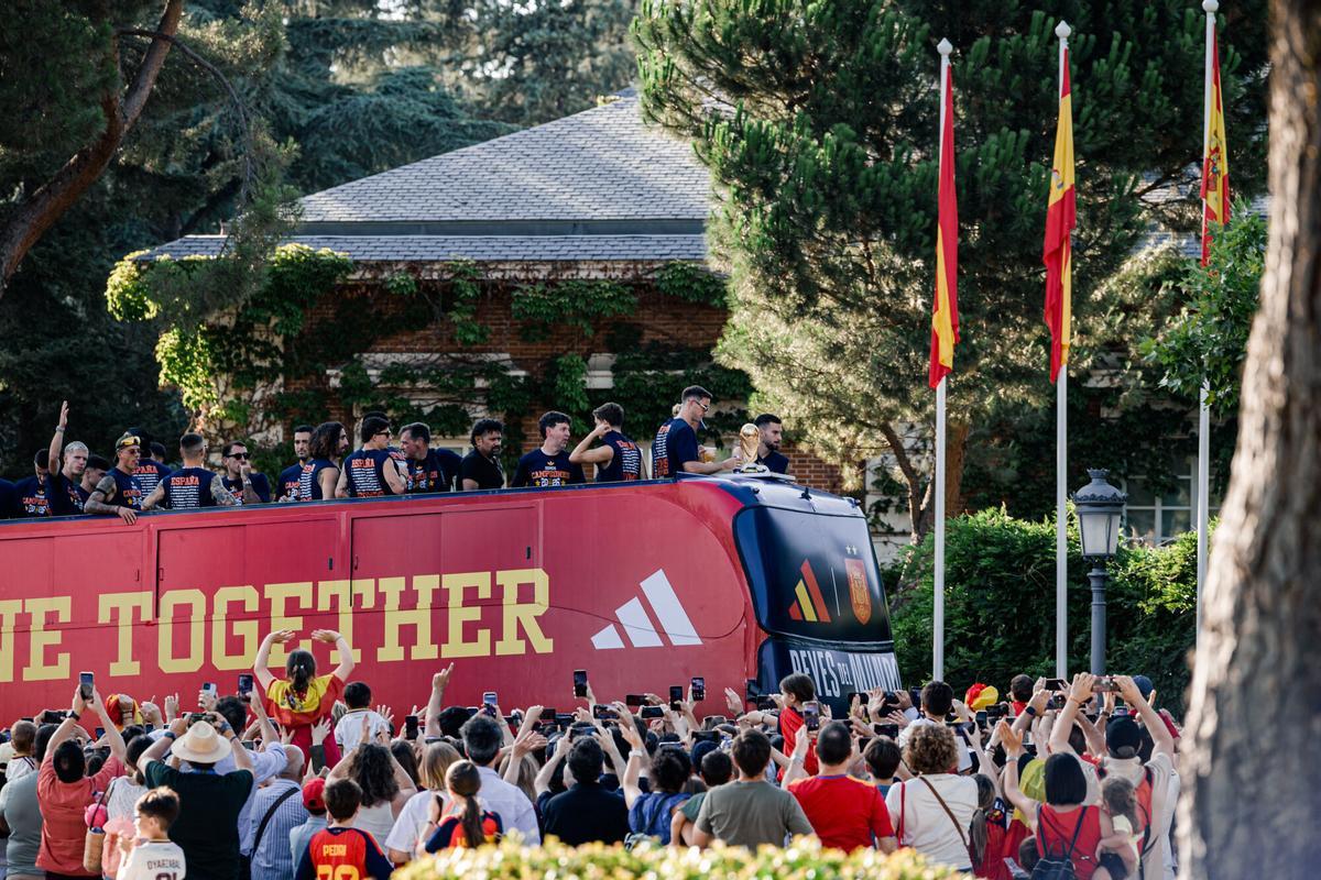 Los jugadores de la selección española recorren las calles de Madrid