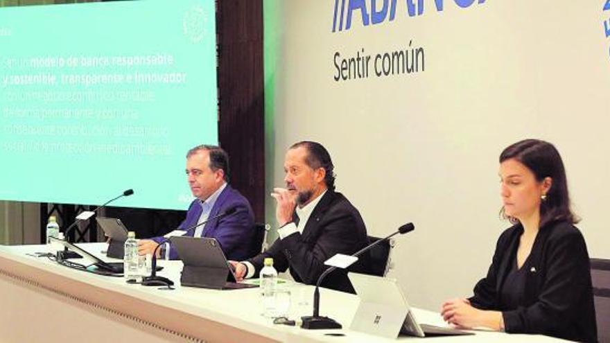 Francisco Botas, Juan Carlos Escotet y María García Cabeza, ayer, en la presentación.   | // XOÁN ÁLVAREZ