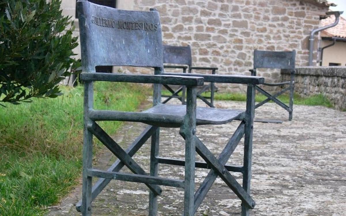 Las sillas de bronce que el pueblo de Sos del Rey Católico colocó como homenaje al rodaje de 'La vaquilla'