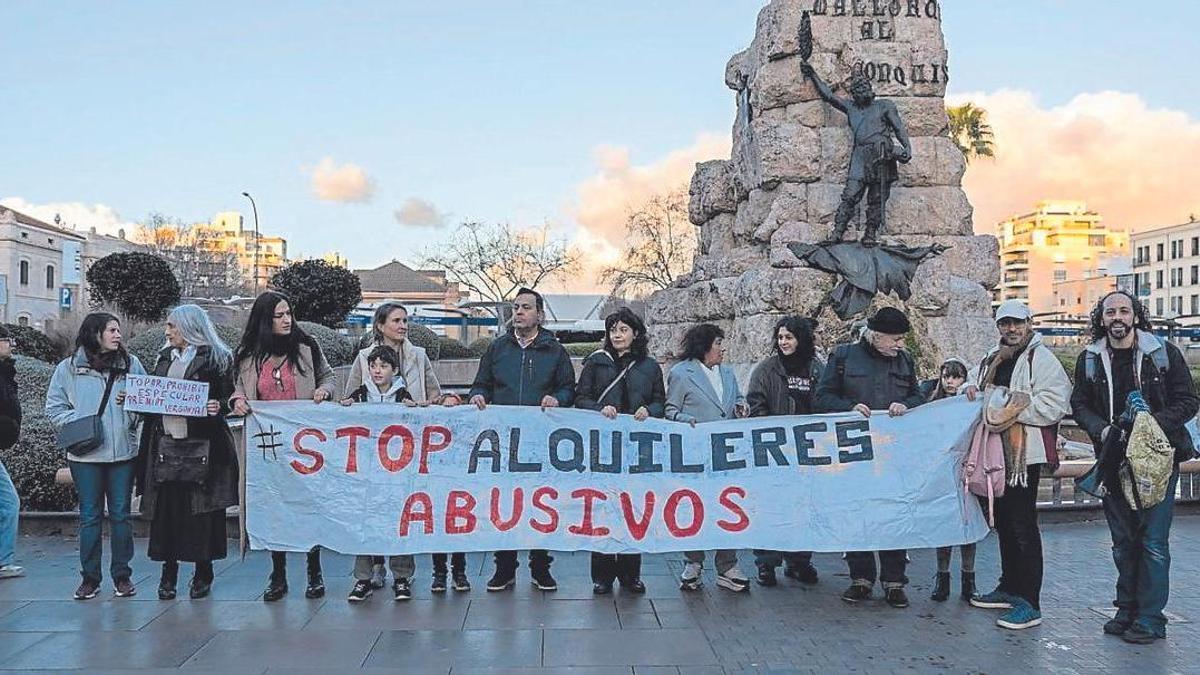 Movilización convocada por Stop Deshaucios Mallorca organizada este invierno en plaza España.