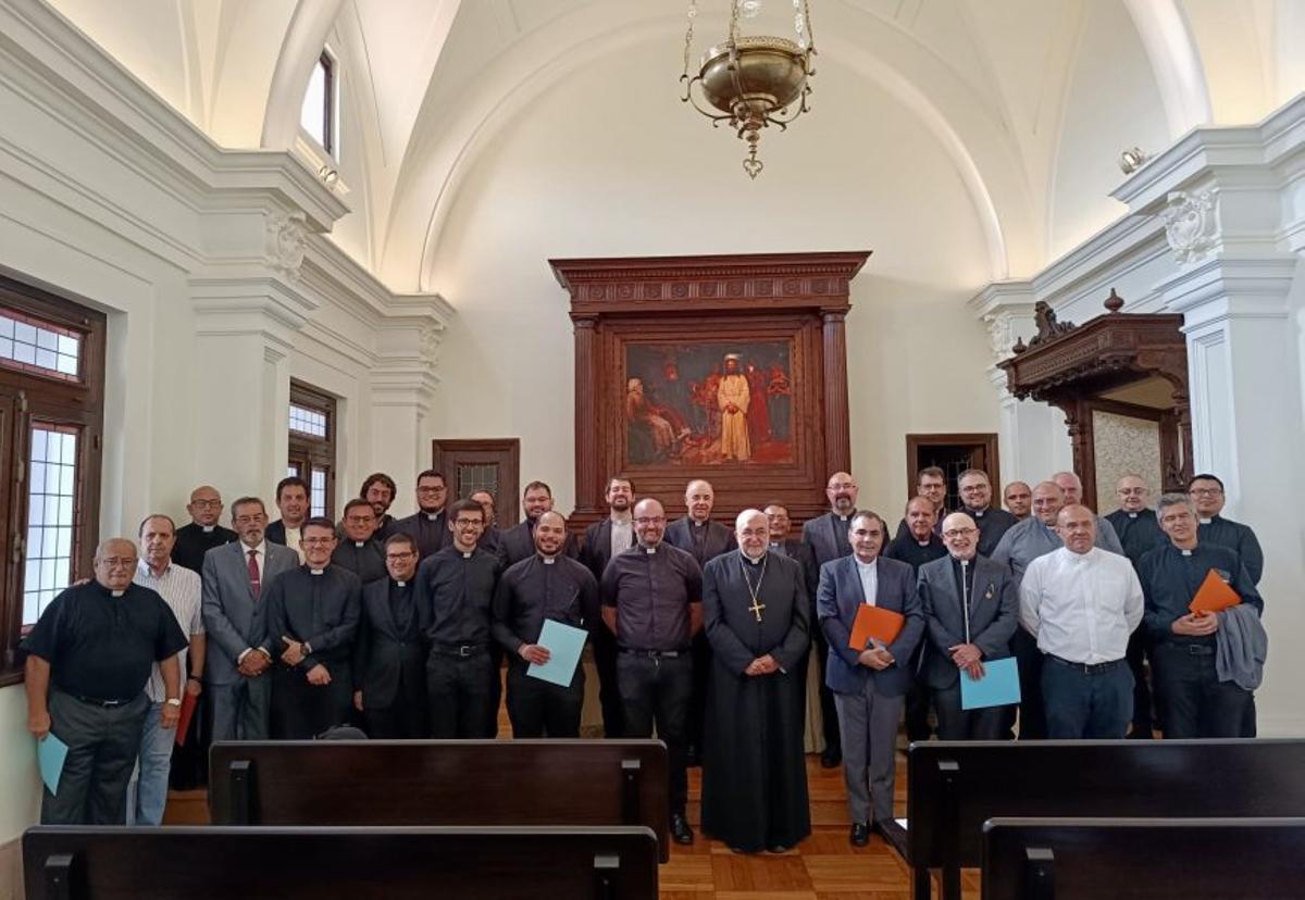 Entrega de los nombramientos a los párrocos y diáconos que cambian de destino.