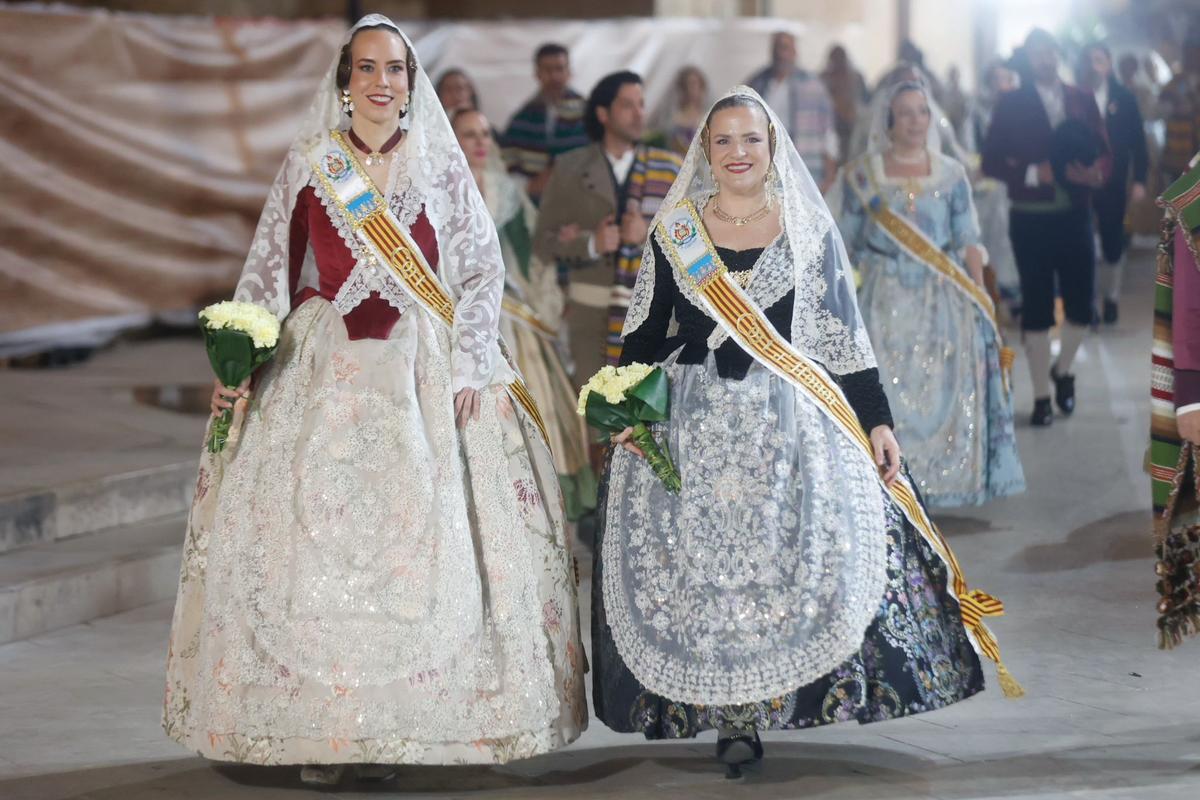 Diana Morant y Pilar Bernabé desfilan ante la Mare de Déu en la Ofrenda
