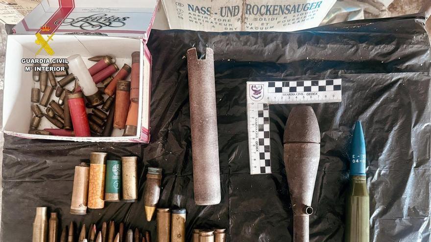 La Guardia Civil retira una granada de mortero y un centenar de cartuchos en Quintana de la Serena