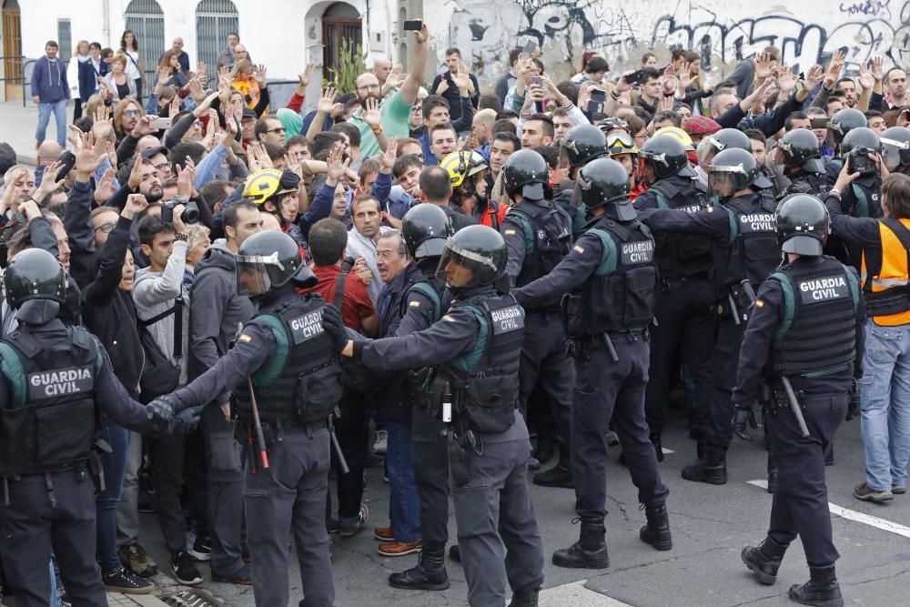 Guàrdia Civil i Policia Nacional desallotgen amb violència col·legis electorals gironins