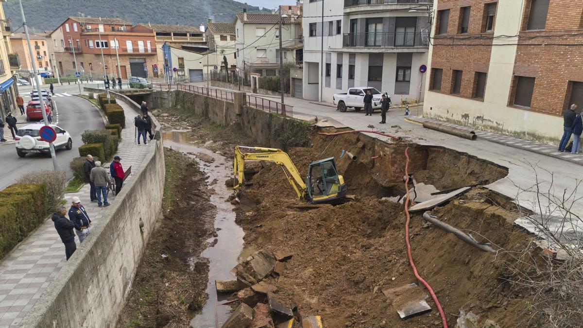 Les màquines treballant després de l'esfondrament del carrer.
