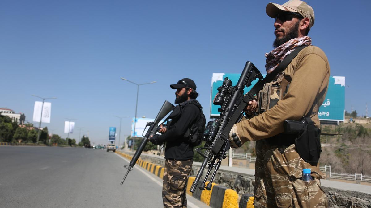 Archivo - Miembros de los talibán hacen guardia en un puesto de control en Kabul.