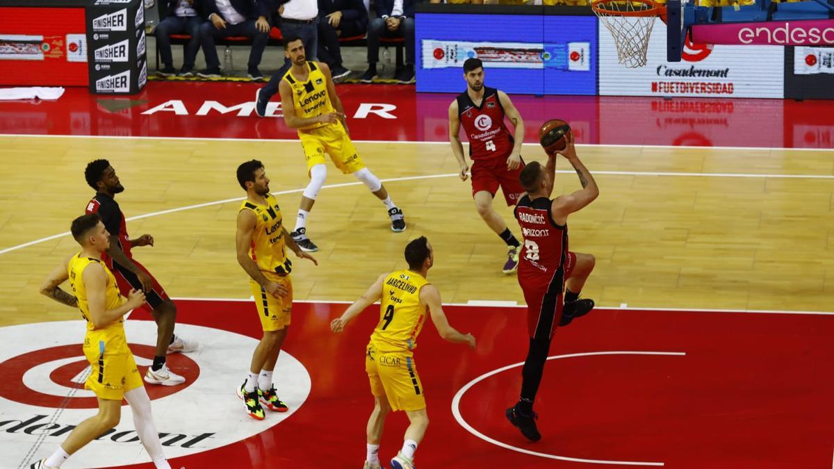 Radoncic se dispone a anotar durante el partido ante el Tenerife.