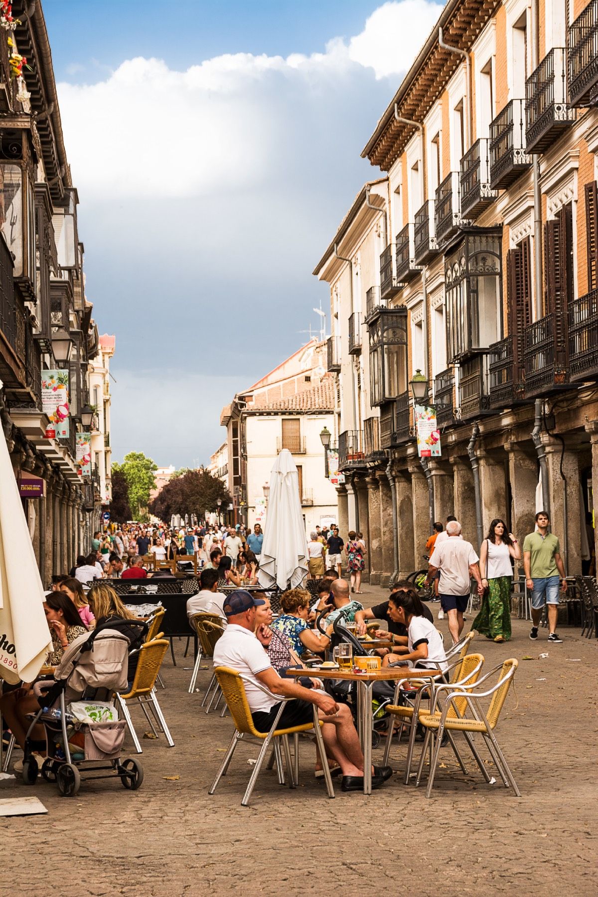 El ambiente de los bares de la calle principal de Alcalá de Henares, la calle Mayor