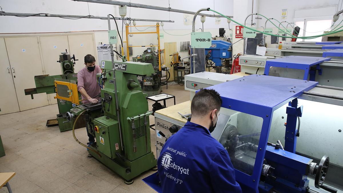 Alumno de FP, realizando prácticas en un taller