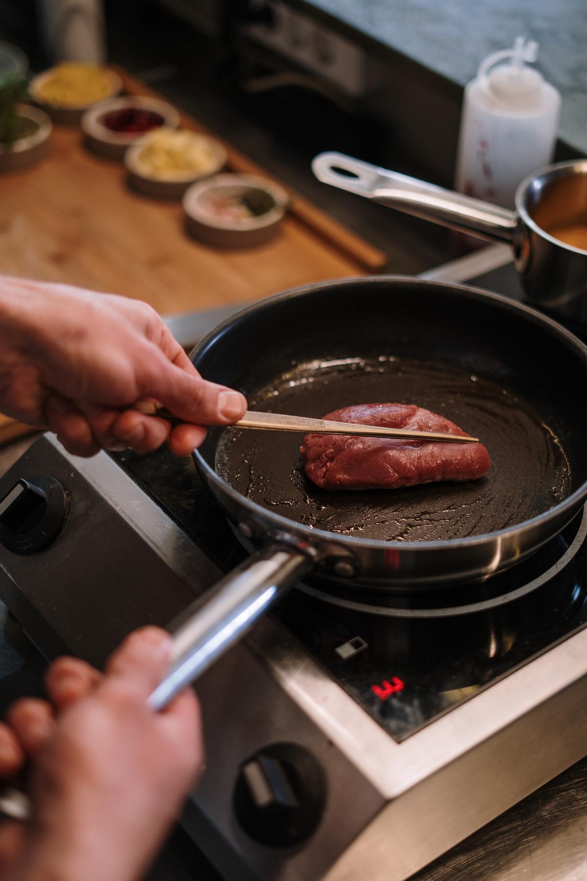 No es extraño que la carne expulse agua al cocinarla.