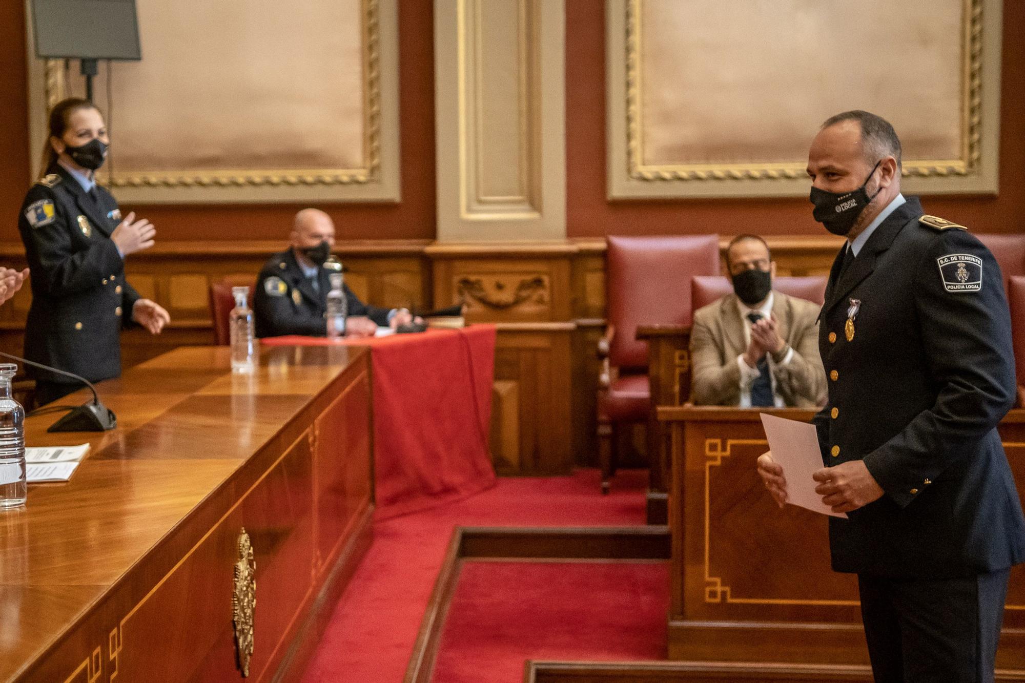 Entrega medallas a la Policía Local Santa Cruz