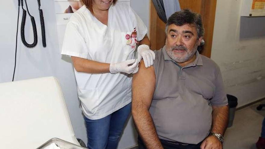 Una vacunación en el Centro de Salud Rosalía de Castro. // M. G. Brea