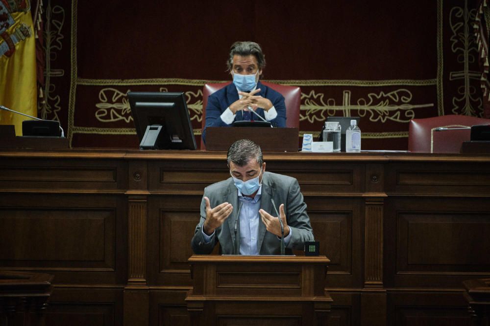 Pleno en el Parlamento de Canarias