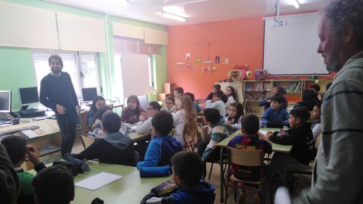 Miguel Rodríguez Monteavaro con los escolares de Navelgas este jueves.