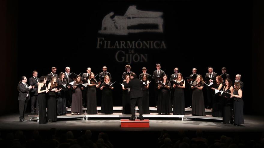 El coro «El León de Oro», durante su actuación de ayer en el teatro Jovellanos. | Juan Plaza