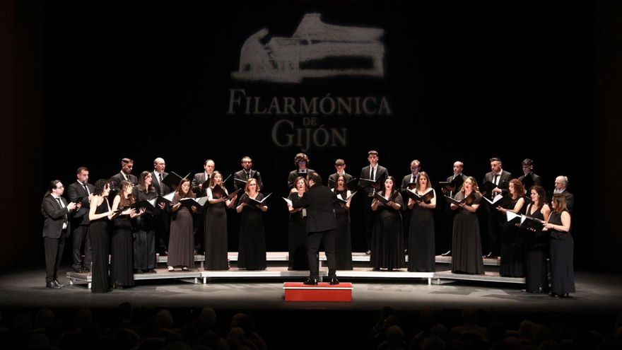 El coro «El León de Oro», durante su actuación de ayer en el teatro Jovellanos. | Juan Plaza