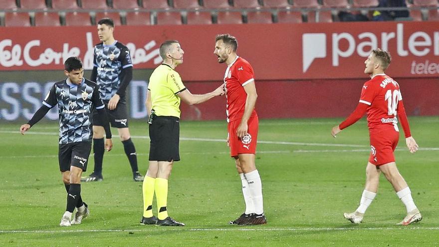 Stuani discuteix amb 
Iglesias Villanueva durant
el partit amb l&#039;Almeria.  a.r.