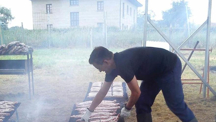 Paulino Sánchez supervisa el asado de los costillares