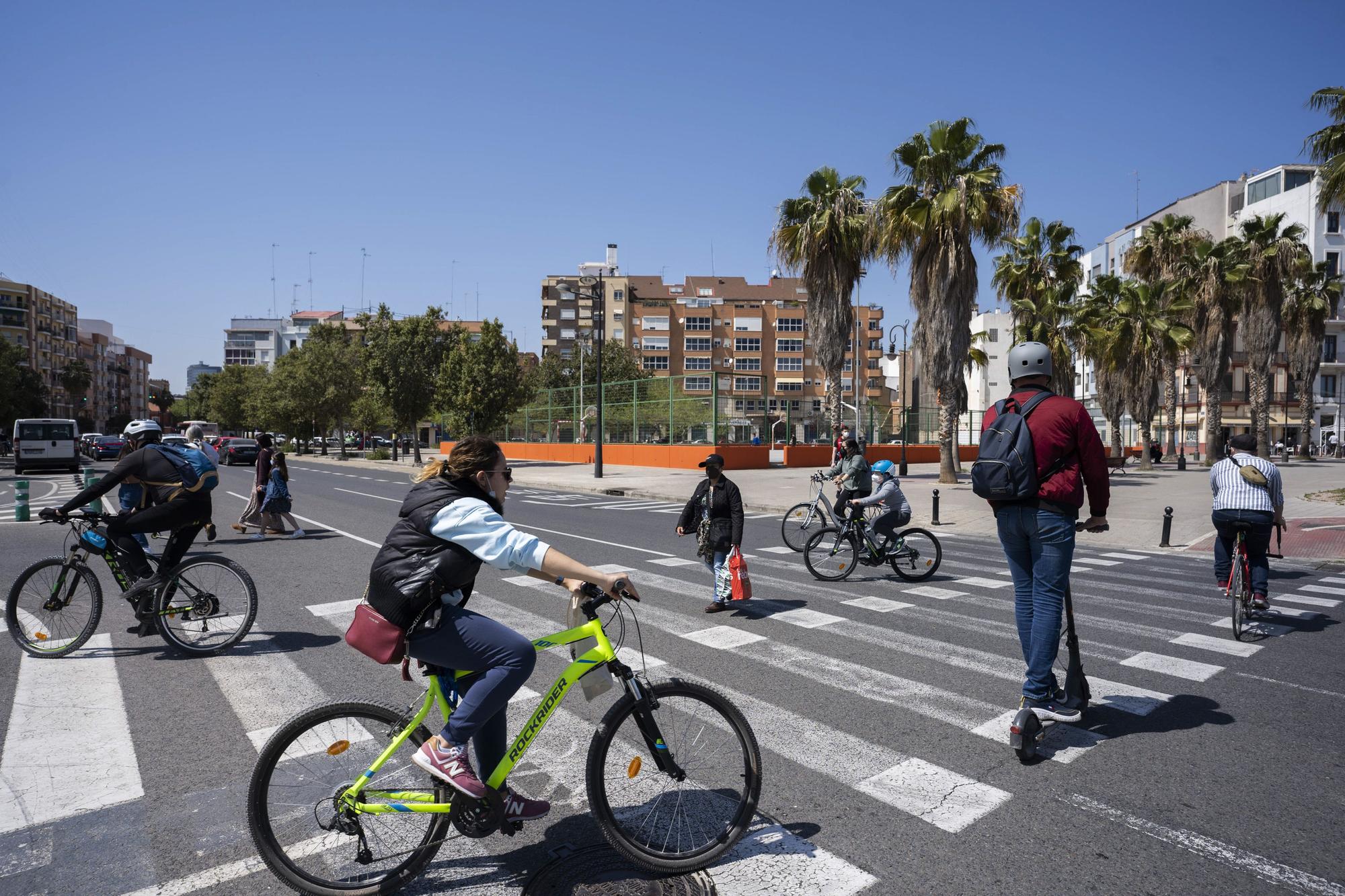 Los valencianos se lanzan a la calle en un soleado lunes de Pascua