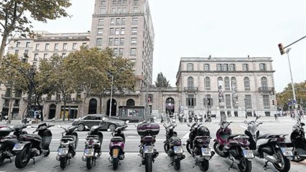 PASEO DE GRÀCIA La reforma limita mucho el aparcamiento de motos.