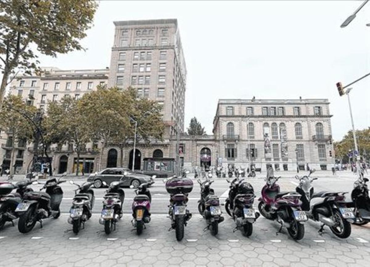 PASSEIG DE GRÀCIA La reforma limita molt l’aparcament de motos.