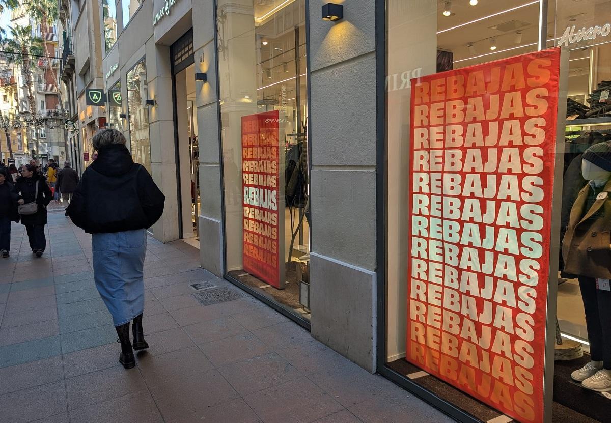Los escaparates con anuncios de rebajas pueblan desde hace unos días las tiendas del Centro de Málaga.