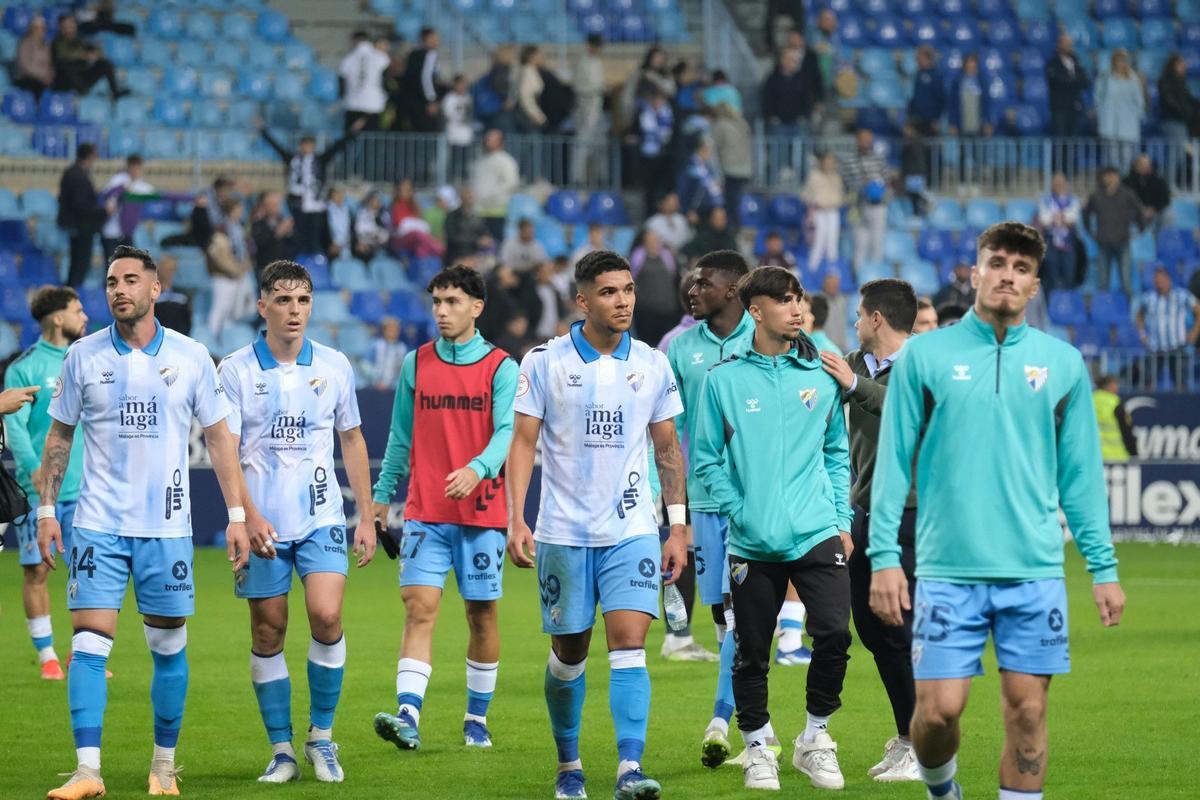Loren Zúñiga, junto al resto de sus compañeros al final de un partido.