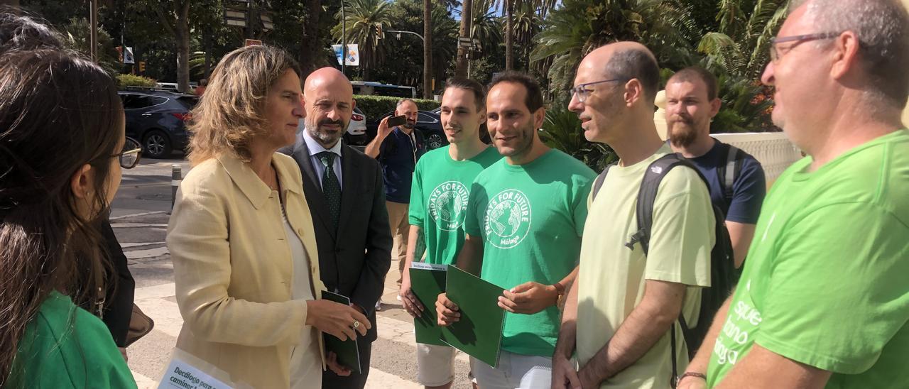 La ministra Teresa Ribera, en conversación con asociaciones ecologistas malagueñas.