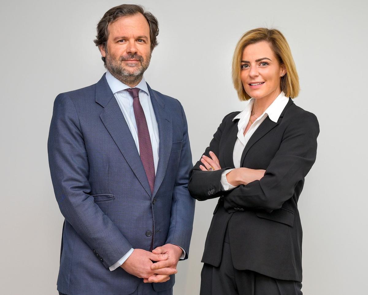 Ignacio Uriarte, director de Relaciones Institucionales, Comunicación y Geopolítica de Cox, y Begoña Morenés, directora Global de Relación con Inversores.