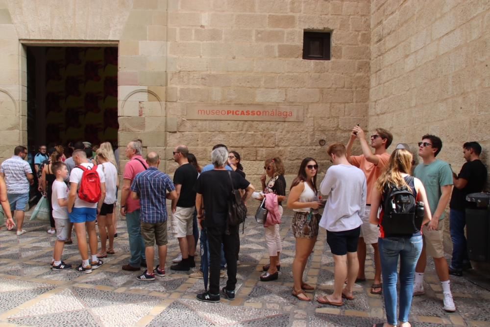 Largas colas en el Museo Picasso para despedir a Warhol