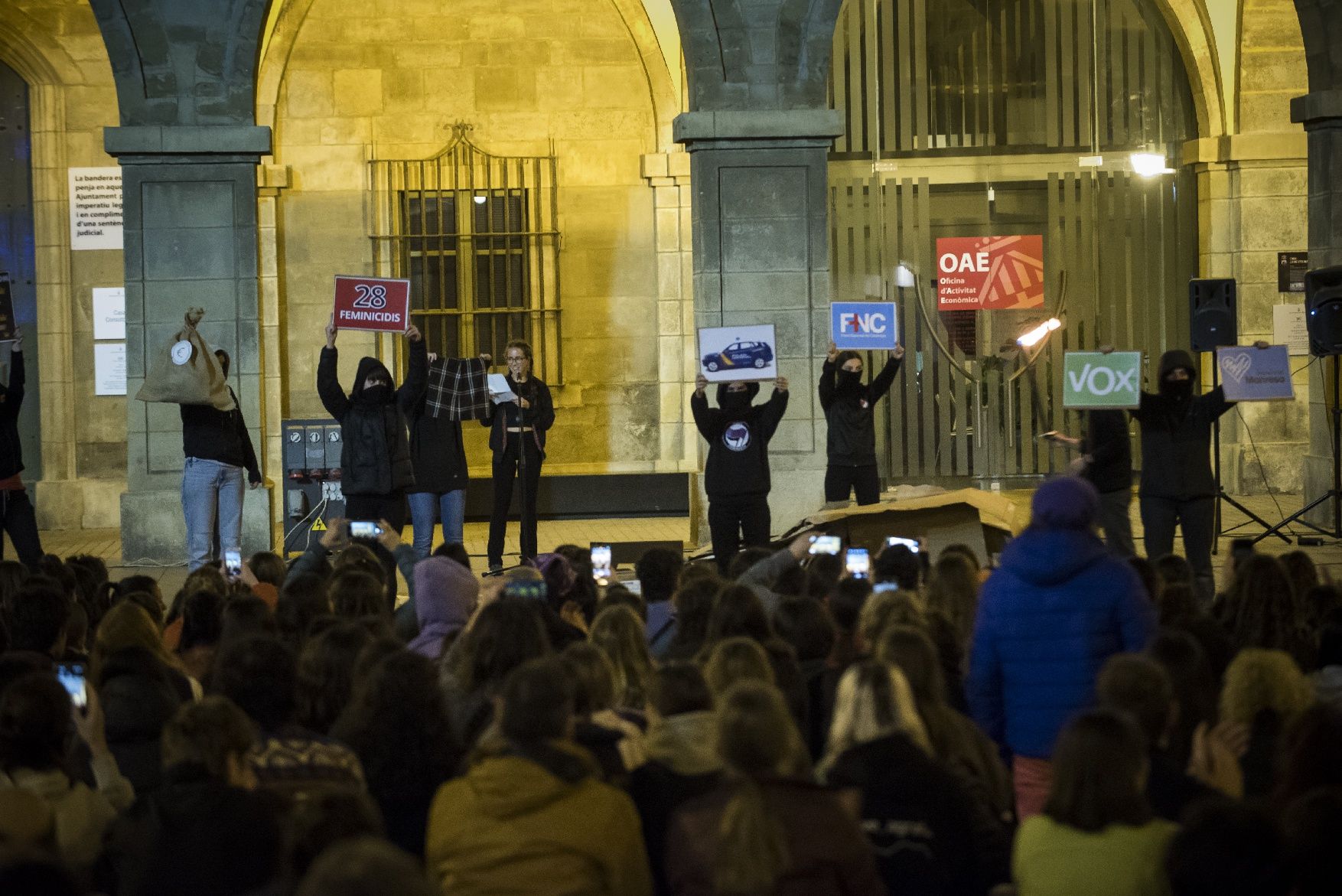 Manresa condemna la violència masclista en la manifestació del 8M